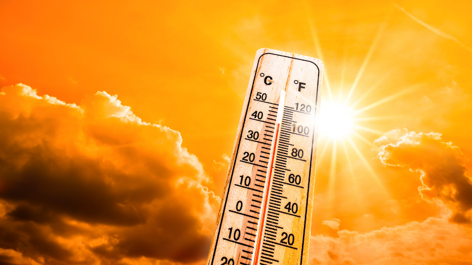 Orange background with sun and thermometer with temperature at 40 degrees